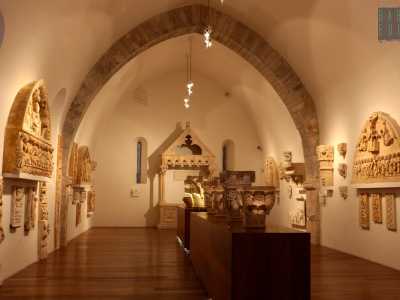 Alla nostra sinistra troviamo invece l�accesso alla gipsoteca, una collezione di 130 modelli in gesso di elementi decorativi romanici pugliesi